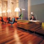 Lantai kayu merbau di lobby hotel