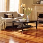 Lantai kayu flooring jati finishing PU di ruang keluarga rumah