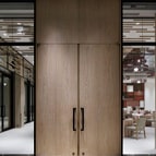 Pintu masuk ke rumah makan dari kayu