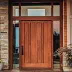 Pintu utama sebagai pintu masuk rumah dari kayu